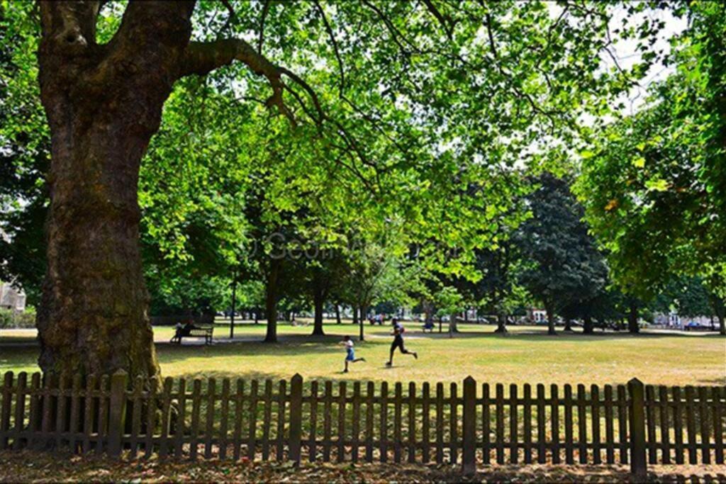 Large 3 Bedroom Apartment In Gated Development London Bagian luar foto